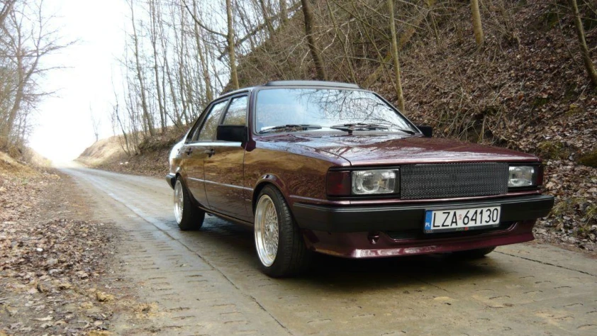 Audi 80- Rok 1978 - Kolor Bordowy