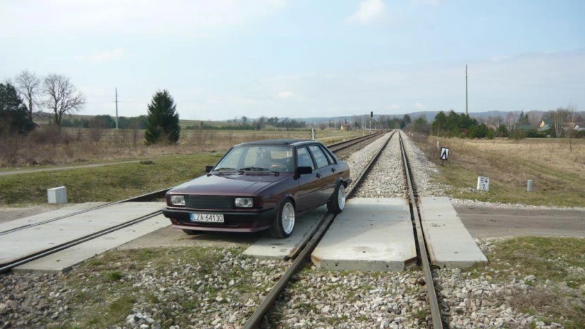 Audi 80- Rok 1978 - Kolor Bordowy