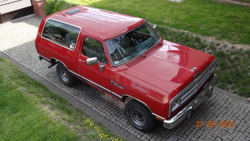 Dodge Ramcharger W150 4x4- Rok 1990 - Kolor czerwony