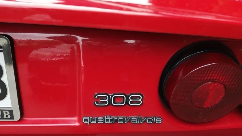 Ferrari 308 Qatrovalvoe- Rok 1985 - Kolor Czerwony