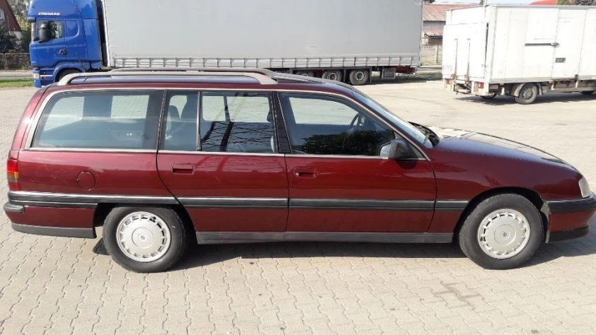 Opel Omega- Rok 1990 - Kolor Bordowy