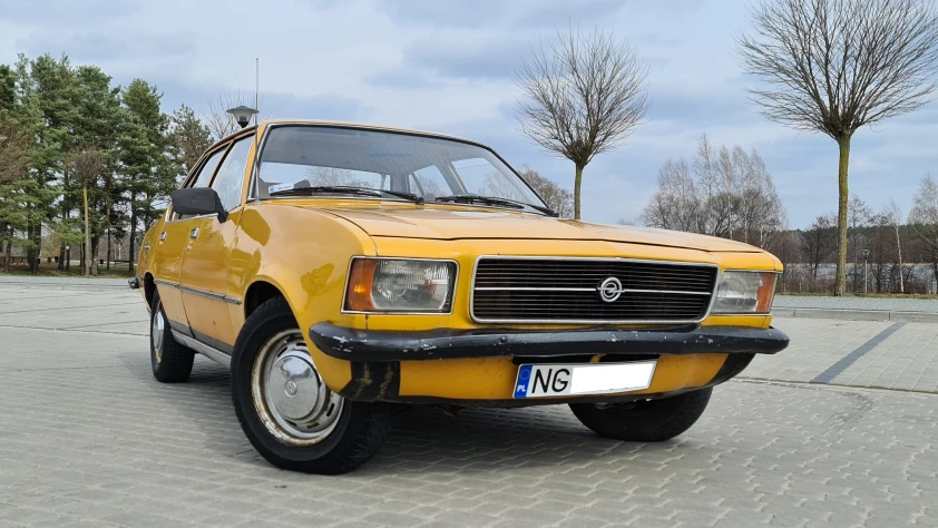 Opel Rekord- Rok 1975 - Kolor żółty
