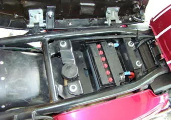 Support / Boîtier De Batterie Pour Suzuki GT 750 Water Buffalo (1972 à 1977) - Pièce D'Occasion