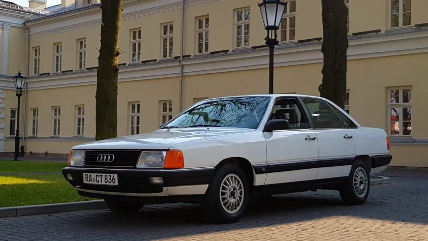 Audi 100 C3- Rok 1987 - Kolor Biały