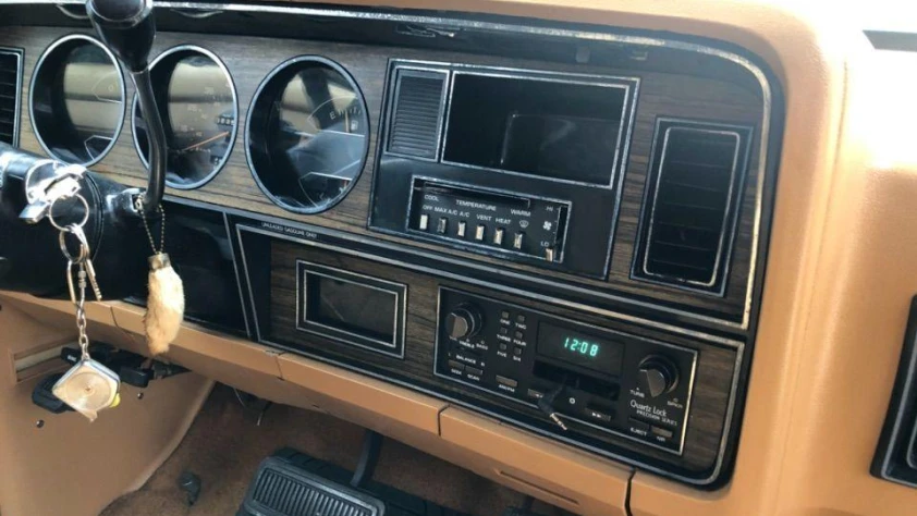Dodge Ramcharger Royal SE - Rok 1985 - Kolor Beżowy
