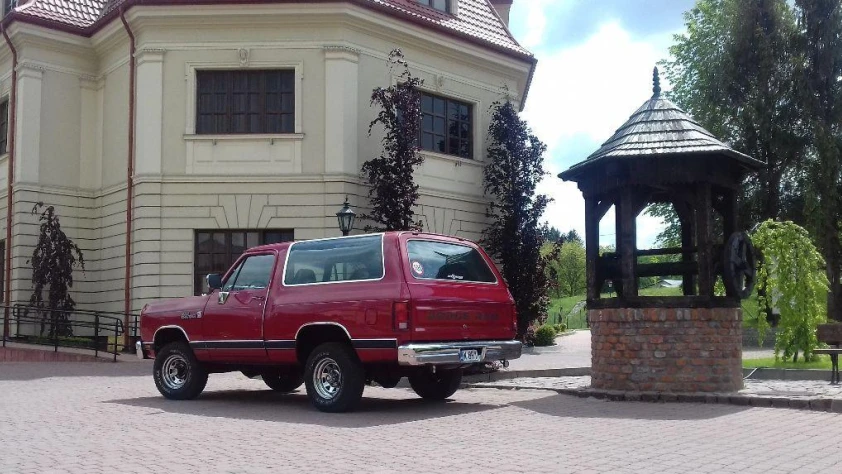 Dodge Ramcharger W150- Rok 1990 - Kolor Czerwony