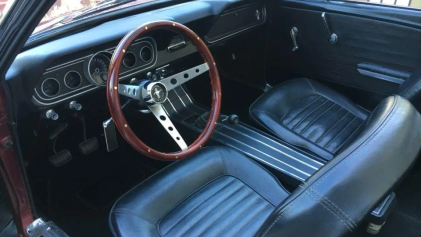 Ford Mustang Cabrio- Rok 1966 - Kolor Bordowy