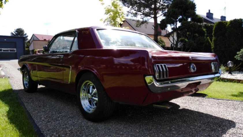 Ford Mustang Coupe- Rok 1965 - Kolor Bordowy
