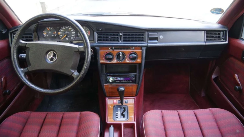 Mercedes 190E- Rok 1991 - Kolor Czerwony