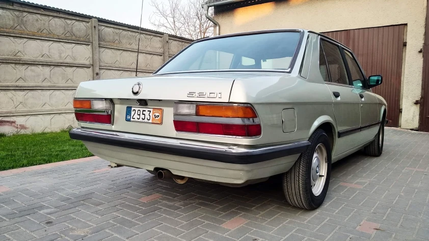BMW Seria 5 E28 520i 1982 - zdjęcie główne