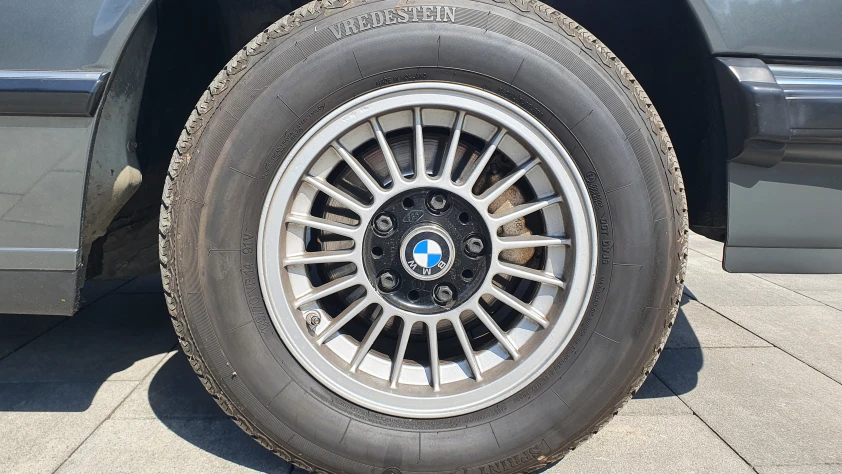 BMW Seria 7 1985 - zdjęcie dodatkowe nr 9