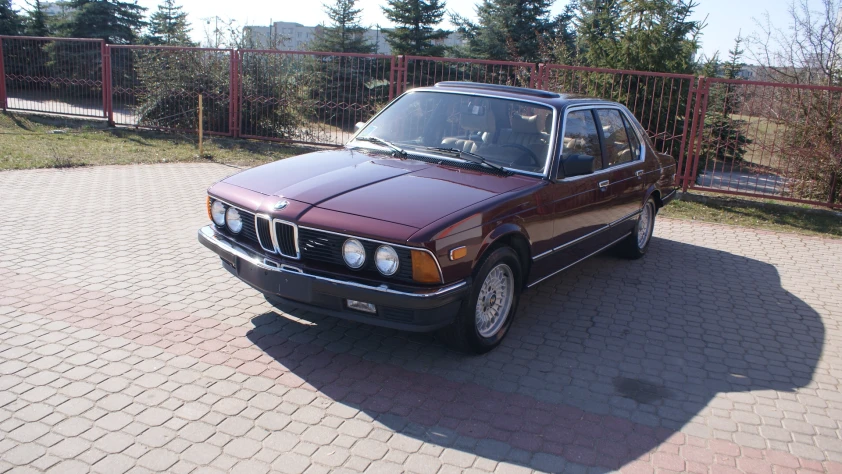 BMW Seria 7 735 1985 - zdjęcie główne