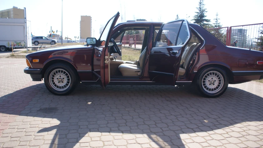 BMW Seria 7 735 1985 - zdjęcie dodatkowe nr 16
