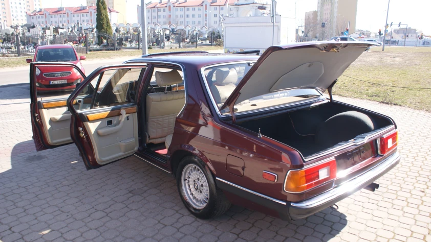 BMW Seria 7 735 1985 - zdjęcie dodatkowe nr 26
