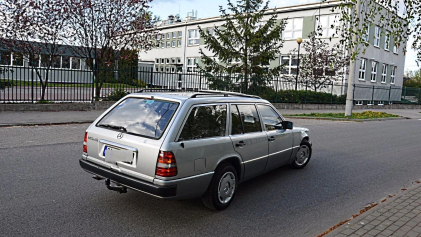Mercedes W124 T124 kombi 220E 1992 - zdjęcie dodatkowe nr 1