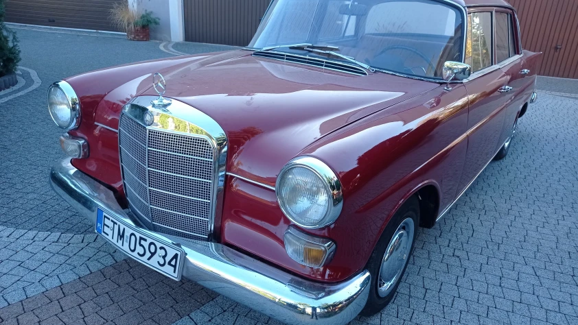 Mercedes W110 200d 1967 - zdjęcie główne