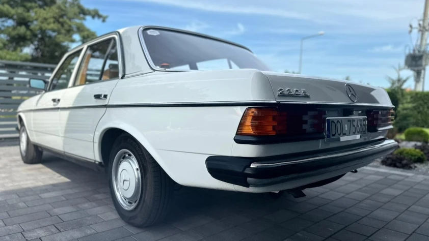 Mercedes W123 230E 1982 - zdjęcie dodatkowe nr 4