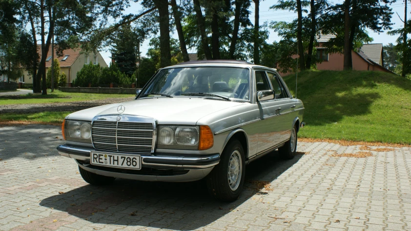 Mercedes W123 280E 1983 - zdjęcie główne
