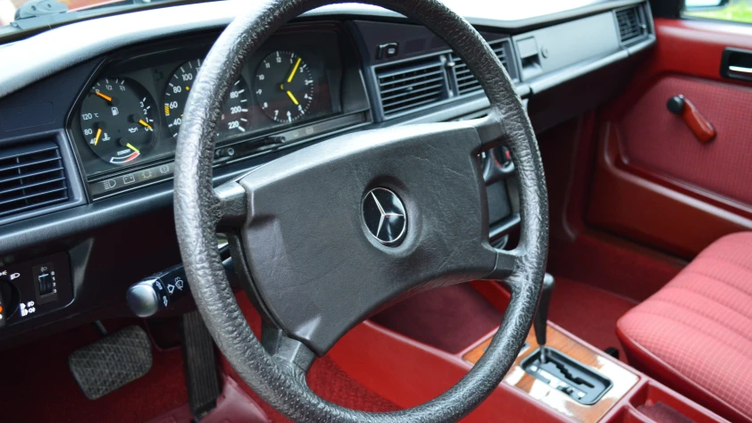 Mercedes W201 190 bordowe wnętrze 1988 - zdjęcie dodatkowe nr 12
